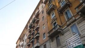 Milano, precipita dall'ottavo piano con figlia di 2 anni in braccio: 43enne morta sul colpo