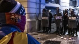 Un'altra notte di scontri a Barcellona, un'ottantina i feriti
