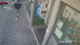 Caserta: pistole in pugno rapinavano farmacie, due gli arresti