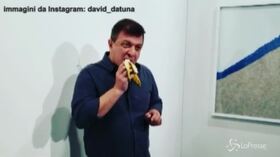 David Datuna mangia la banana di Cattelan: "E' deliziosa" - IL VIDEO