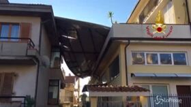 Ascoli Piceno, il vento spazza via la copertura di una palazzina