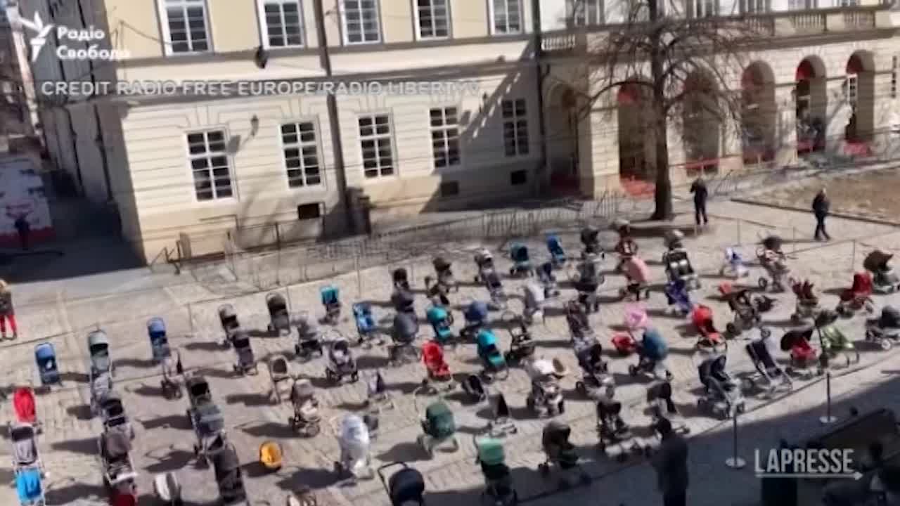 A Leopoli 109 passeggini in piazza per dire stop all'uccisione dei bambini  - LaPresse